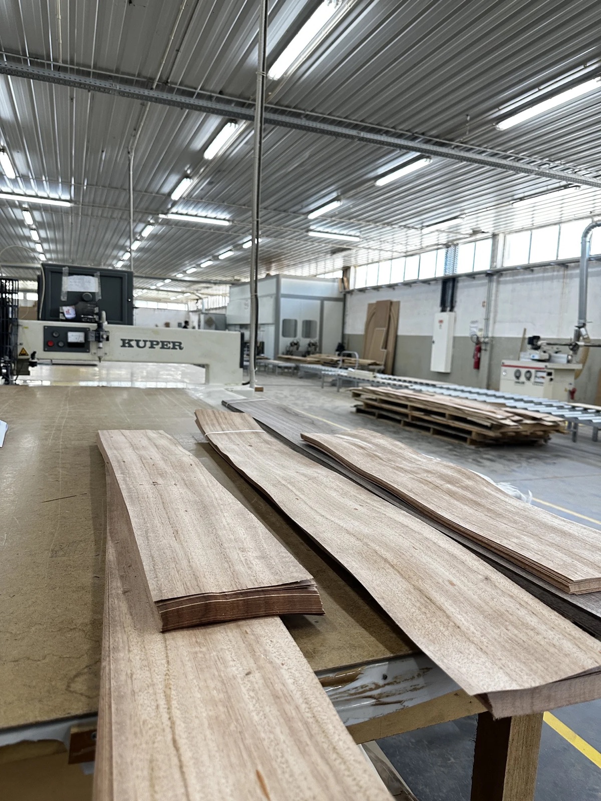 Travail du placage bois en atelier